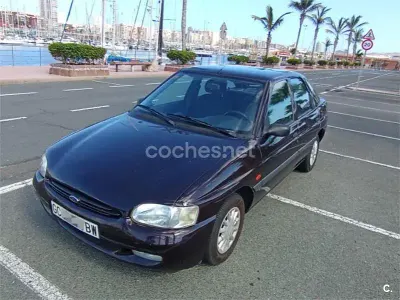 Usado Ford Escort 90 CV (66 kW) 1997 Violeta / lila Berlina