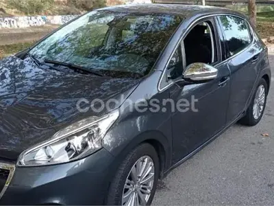 Usado Peugeot 208 Allure 100 CV (73 kW) 2016 Negro Utilitario