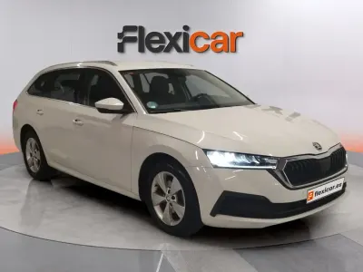 Usado Skoda Octavia 110 CV (80 kW) 2021 Blanco Familiar