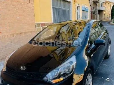 Usado Kia Rio 85 CV (62 kW) 2013 Negro Berlina