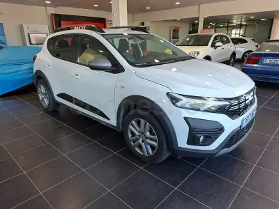 Usado Dacia Sandero Expression 101 CV (74 kW) 2023 Blanco Berlina