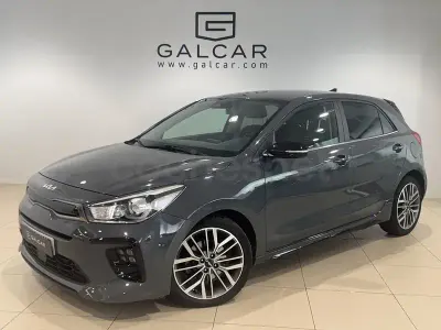 Usado Kia Rio GT-Line 120 CV (88 kW) 2023 Gris / plata Berlina