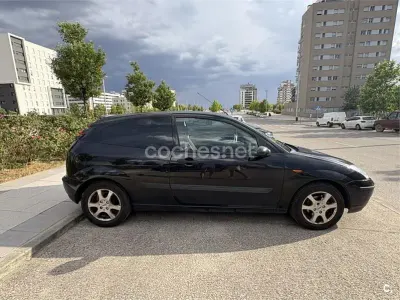 Usado Ford Focus Trend 100 CV (73 kW) 2004 Negro Berlina