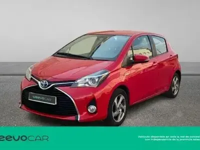 Usado Toyota Yaris Advance 100 CV (73 kW) 2016 Rojo