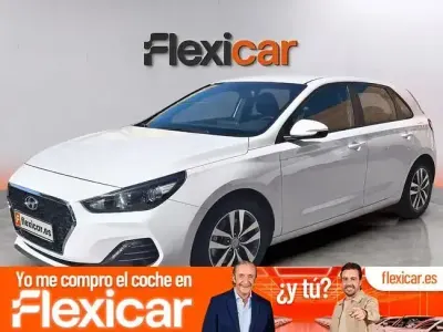Usado Hyundai i30 120 CV (88 kW) 2019 Negro Berlina