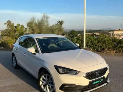 Usado Seat Leon Style 116 CV (85 kW) 2021 Blanco Utilitario