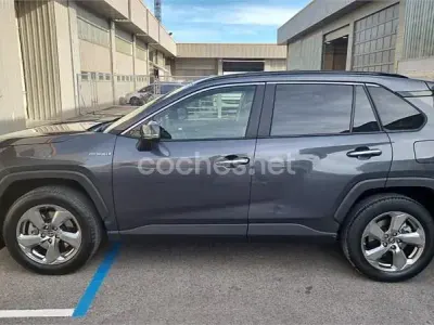 Usado Toyota RAV4 Hybrid Luxury 218 CV (160 kW) 2019 Gris / plata SUV