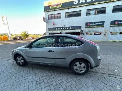 Usado Ford Focus Trend 100 CV (73 kW) 2006 Gris / plata Berlina