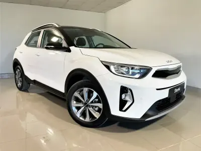 Käytetty Kia Stonic 100 HP (73 kW) 2024 Valkoinen Katumaasturi