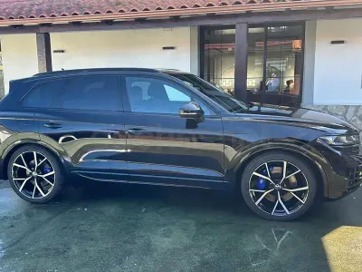 Käytetty VW Touareg R 462 HP (339 kW) 2023 Musta Katumaasturi