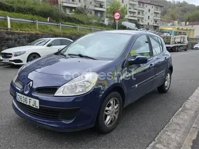 Usado Renault Clio II Dynamique 100 CV (73 kW) 2007 Azul Berlina