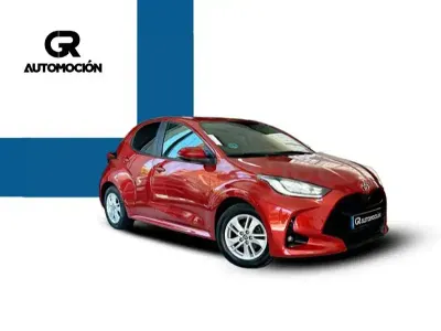 Usado Toyota Yaris 125 CV (91 kW) 2022 Rojo Utilitario