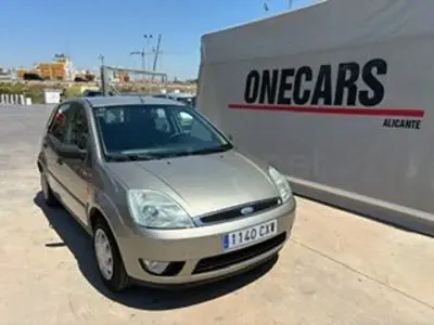 Usado Ford Fiesta Ghia 80 CV (58 kW) 2004 Beige Utilitario
