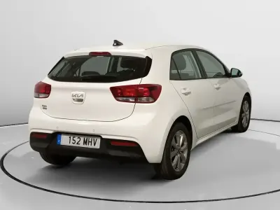 Usado Kia Rio 101 CV (74 kW) 2023 Blanco Berlina