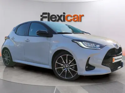 Usado Toyota Yaris Hybrid Plus 130 CV (95 kW) 2024 Gris Berlina