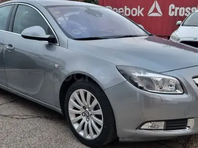 Usado Opel Insignia Cosmo 130 CV (95 kW) 2010 Gris / plata Berlina