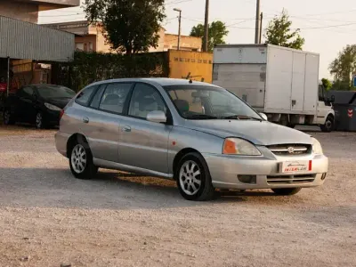 Usado Kia Rio 97 CV (71 kW) 2003 Gris / plata Berlina
