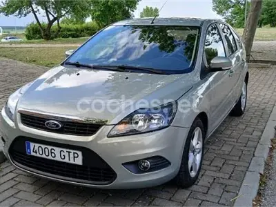 Usado Ford Focus Trend 90 CV (66 kW) 2010 Marrón Berlina