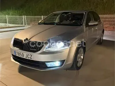 Usado Skoda Octavia GreenLine 110 CV (80 kW) 2015 Gris / plata Familiar