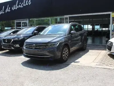 Käytetty VW Tiguan Life 246 HP (180 kW) 2021 Harmaa Katumaasturi