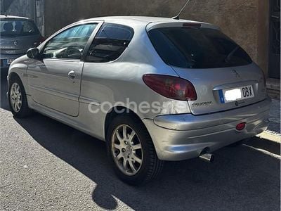 Usado Peugeot 206 Quiksilver 90 CV (66 kW) 2004 Gris / plata Berlina