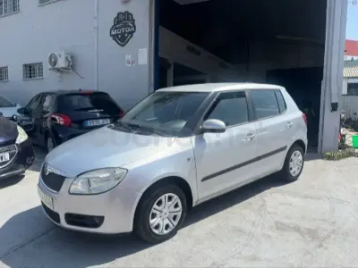Usado Skoda Fabia Style 80 CV (58 kW) 2008 Gris / plata Berlina