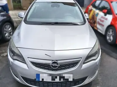 Usado Opel Astra Enjoy 125 CV (91 kW) 2011 Gris Familiar