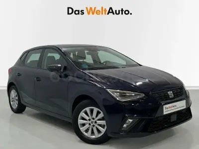 Usado Seat Ibiza Style Plus 110 CV (80 kW) 2022 Azul Utilitario