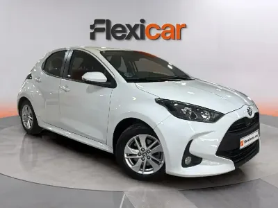 Usado Toyota Yaris Hybrid Active 116 CV (85 kW) 2022 Blanco Berlina