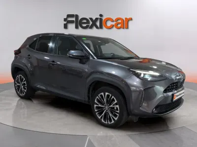 Usado Toyota Yaris Plus 116 CV (85 kW) 2022 Gris Utilitario