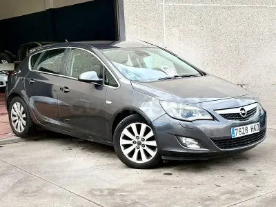 Używany Opel Astra Excellence 130 KM (95 kW) 2013 Szary Sedan/Limuzyna
