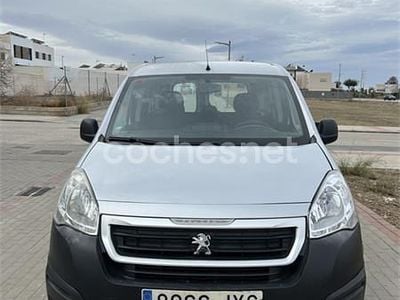 Gris / plata Usado 2016 Peugeot Partner Tepee Access Monovolumen | 7900 €