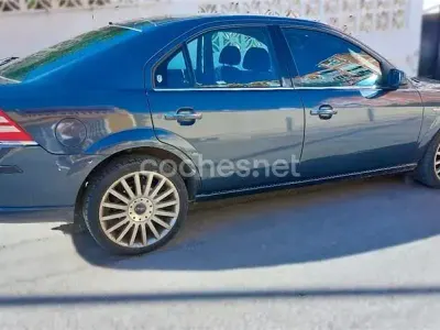 Usado Ford Mondeo Futura 130 CV (95 kW) 2007 Gris / plata Berlina