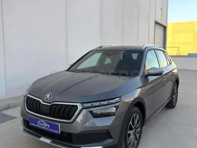 Usado Skoda Kamiq 150 CV (110 kW) 2022 Gris / plata SUV