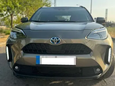 Usado Toyota Yaris Hybrid Active 92 CV (67 kW) 2024 Marrón Berlina