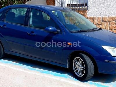 Begagnad Ford Focus Ghia 100 HK (73 kW) 2004 Blå Sedan