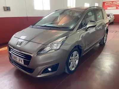 Usado Peugeot 5008 Style 120 CV (88 kW) 2015 Beige Monovolumen
