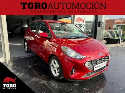Usado Hyundai i10 67 CV (49 kW) 2021 Granate Utilitario