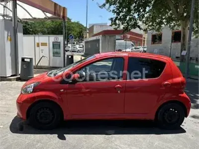 Usado Toyota Aygo 68 CV (50 kW) 2006 Rojo Utilitario