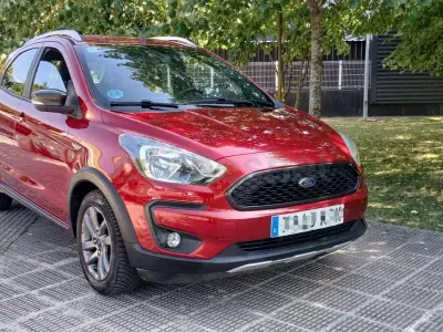 Usado Ford Ka Plus Ultimate 85 CV (62 kW) 2018 Granate Utilitario