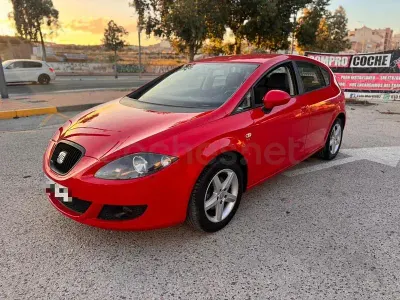 Usado Seat Leon Reference 105 CV (77 kW) 2010 Rojo Utilitario