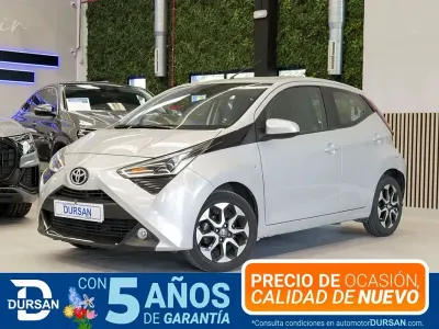 Usado Toyota Aygo X-play 72 CV (52 kW) 2021 Gris claro Utilitario