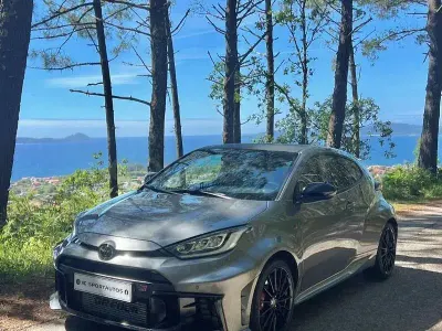 Usado Toyota Yaris 280 CV (205 kW) 2025 Gris / plata Utilitario
