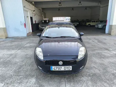 Usado Fiat Grande Punto Active 90 CV (66 kW) 2006 Azul Utilitario
