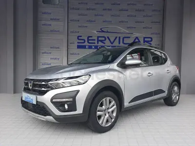Usado Dacia Sandero Comfort 91 CV (66 kW) 2022 Gris / plata Berlina