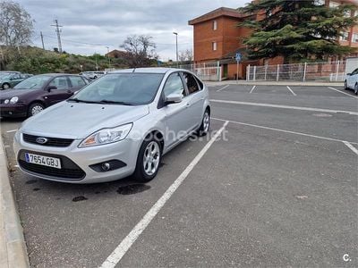 Usado Ford Focus Trend 109 CV (80 kW) 2008 Gris / plata Berlina