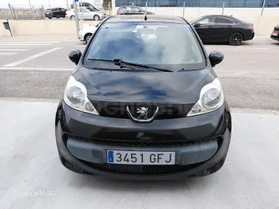 Usado Peugeot 107 54 CV (39 kW) 2009 Negro Utilitario