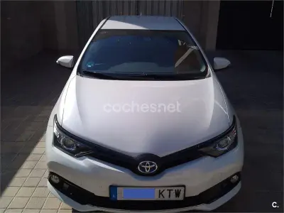 Usado Toyota Auris Hybrid Edition 136 CV (100 kW) 2019 Blanco Berlina