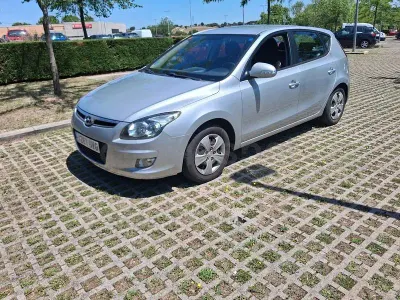 Usado Hyundai i30 Comfort 109 CV (80 kW) 2010 Gris / plata Berlina