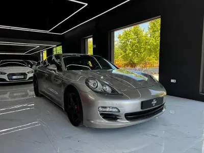 Usado Porsche Panamera Platinum Edition 299 CV (219 kW) 2012 Gris / plata Utilitario